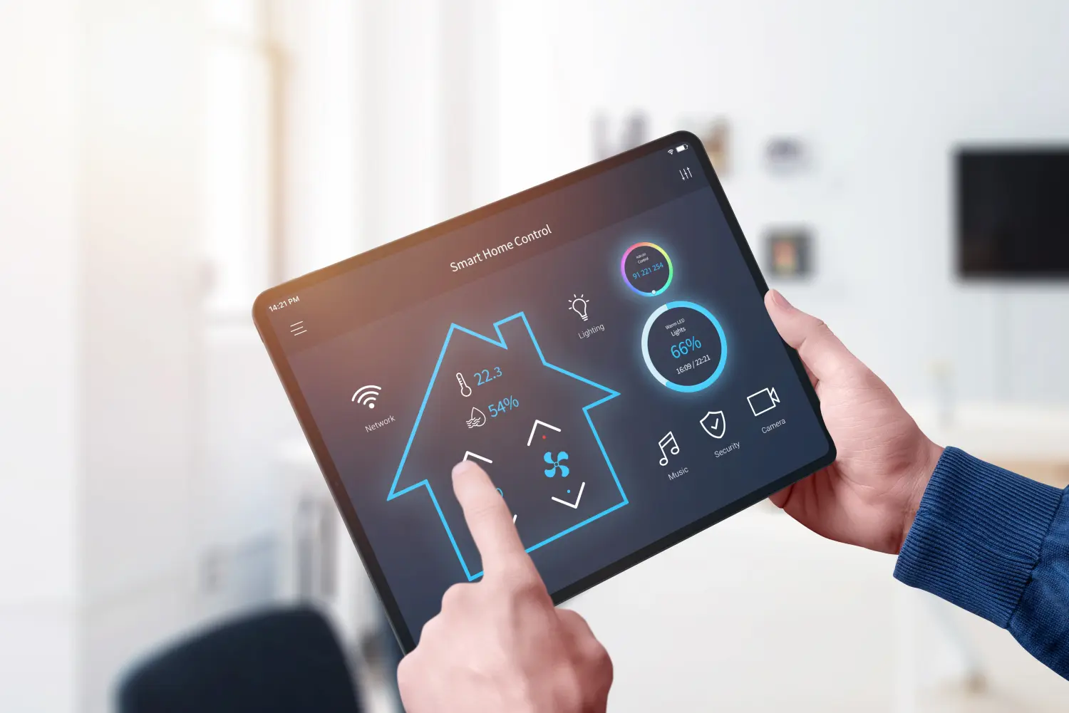 All-in-One-App-Konzept für Smart-Home-Steuerungssystem auf Tablet-Display in Männerhand