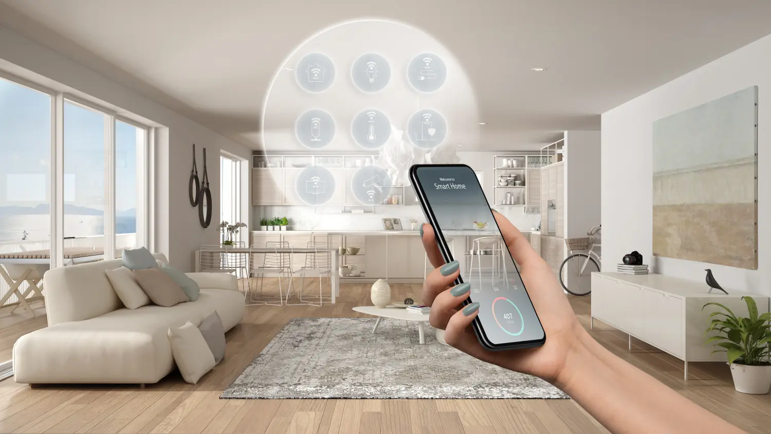 Smart-Home-Technologieschnittstelle auf Telefon-App, erweiterte Realität, Internet der Dinge, Innendesign einer modernen Küche mit vernetzten Objekten, Frauenhand hält Fernbedienung